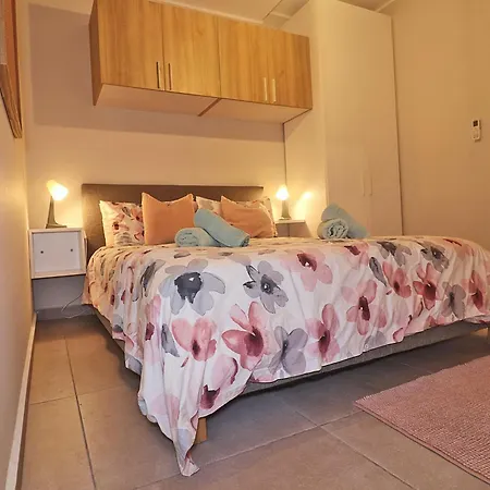 Lovely 3br Next To Bus Terminus Sleeps8 Apartment *