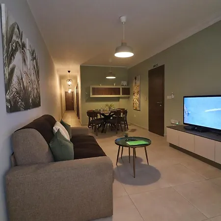 Lovely 3br Next To Bus Terminus Sleeps8 Apartment St. Paul's Bay