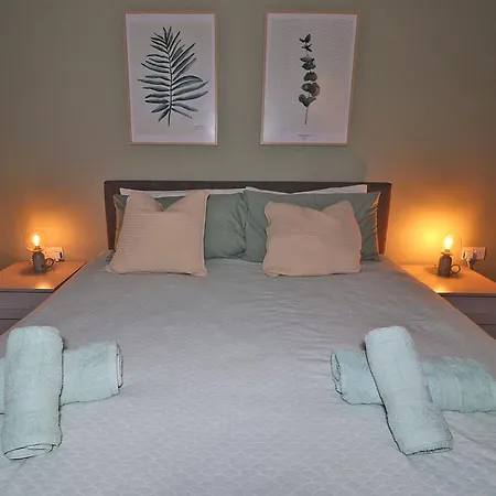 Apartment Lovely 3br Next To Bus Terminus Sleeps8 *
