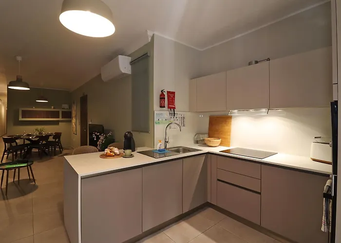 Lovely 3br Next To Bus Terminus Sleeps8 Apartment