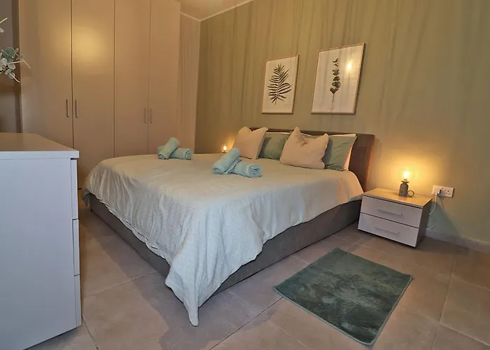 Lovely 3br Next To Bus Terminus Sleeps8 *