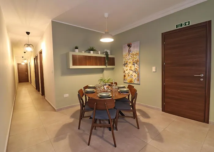 Lovely 3br Next To Bus Terminus Sleeps8 Apartment