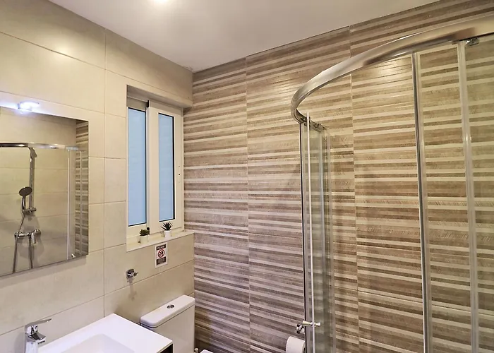 Lovely 3br Next To Bus Terminus Sleeps8 *