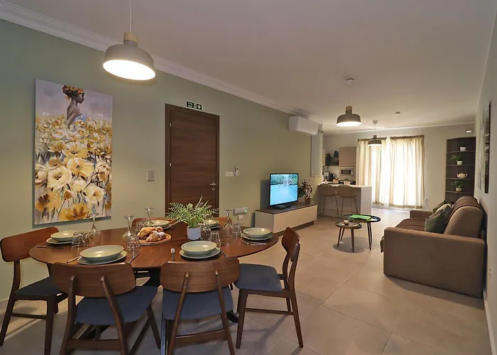 Lovely 3br Next To Bus Terminus Sleeps8