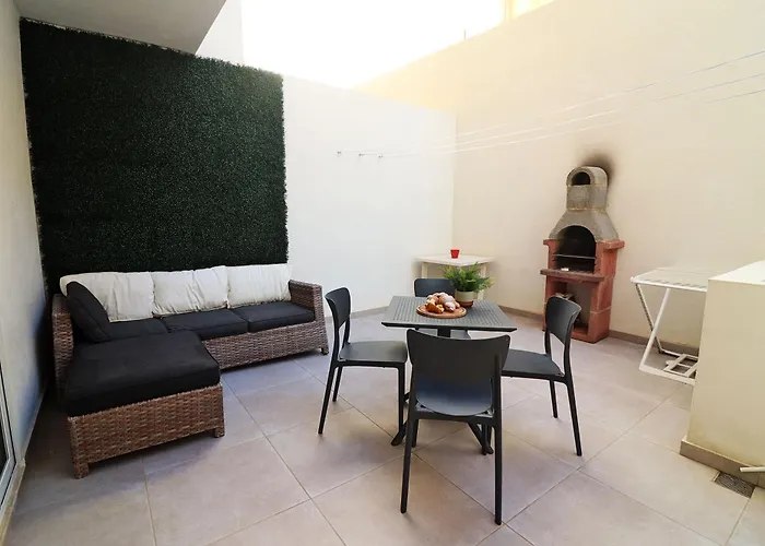 Lovely 3br Next To Bus Terminus Sleeps8 Apartment