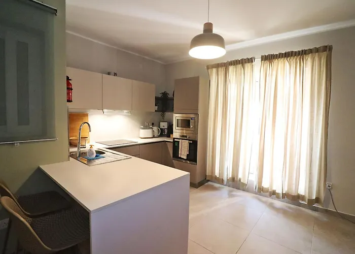 Lovely 3br Next To Bus Terminus Sleeps8 Apartment *