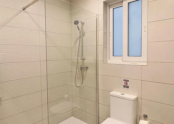 Apartment Lovely 3br Next To Bus Terminus Sleeps8 *