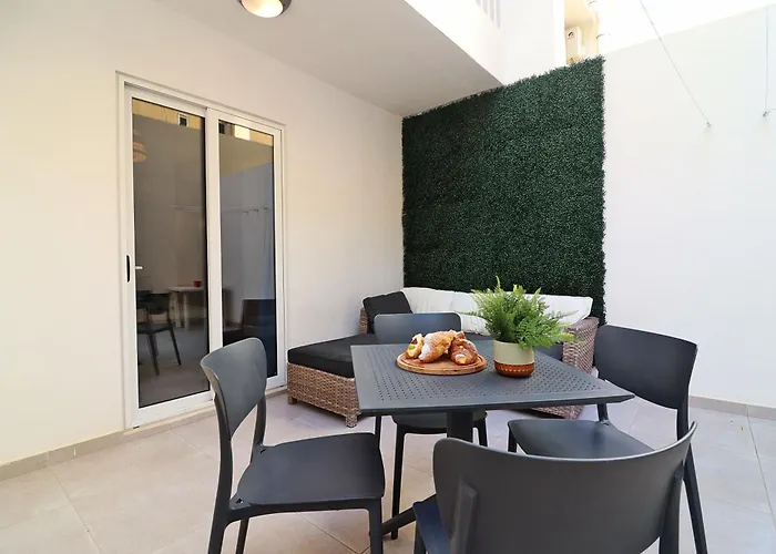 Lovely 3br Next To Bus Terminus Sleeps8