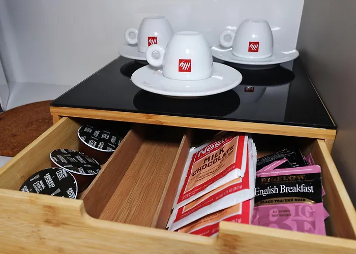 Lovely 3br Next To Bus Terminus Sleeps8 *