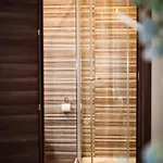 Διαμέρισμα Lovely 3br Next To Bus Terminus Sleeps8 *