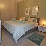 Lovely 3br Next To Bus Terminus Sleeps8 *