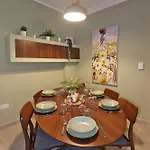 Lovely 3br Next To Bus Terminus Sleeps8 *
