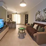 Lovely 3br Next To Bus Terminus Sleeps8 Διαμέρισμα