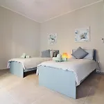 Διαμέρισμα Lovely 3br Next To Bus Terminus Sleeps8 *