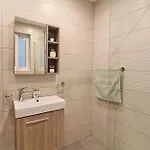 Διαμέρισμα Lovely 3br Next To Bus Terminus Sleeps8