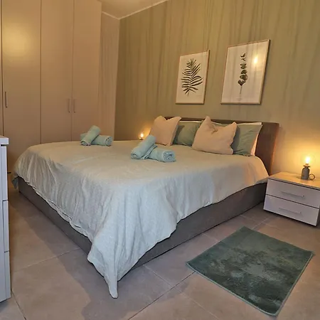Lovely 3br Next To Bus Terminus Sleeps8 *