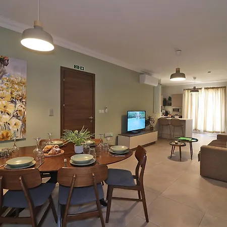 Lovely 3br Next To Bus Terminus Sleeps8
