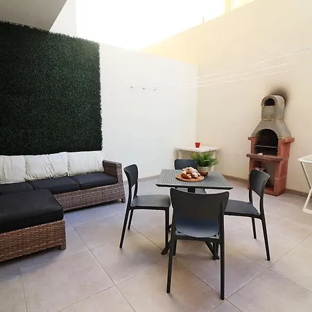 Lovely 3br Next To Bus Terminus Sleeps8 Апартаменты