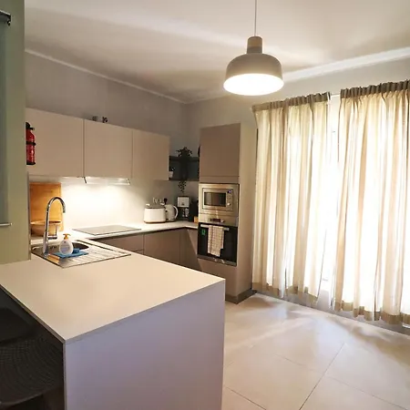 Lovely Next To Bus Terminus Daire *