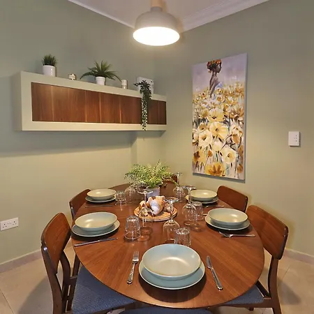 Lovely 3br Next To Bus Terminus Sleeps8 *