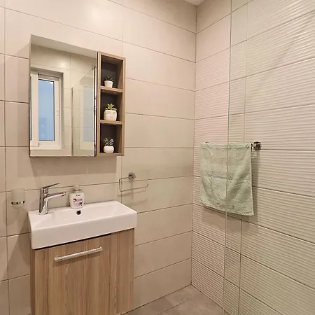 Апартаменты Lovely 3br Next To Bus Terminus Sleeps8