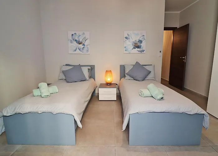 Lovely Next To Bus Terminus Сент-Полс-Бей