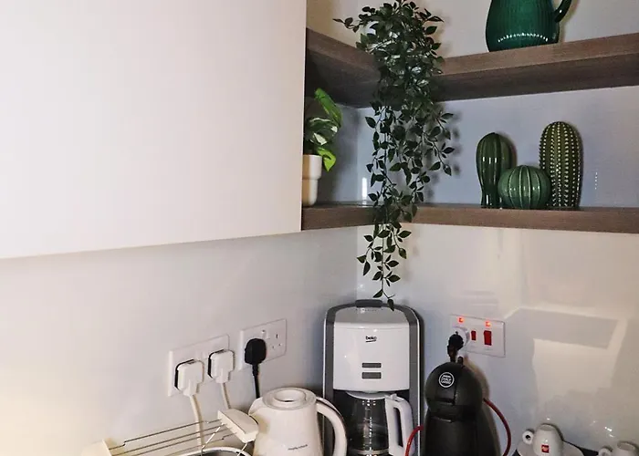 Lovely Next To Bus Terminus * Сент-Полс-Бей