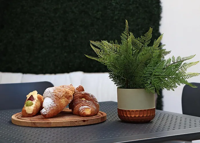 Апартаменты Lovely Next To Bus Terminus