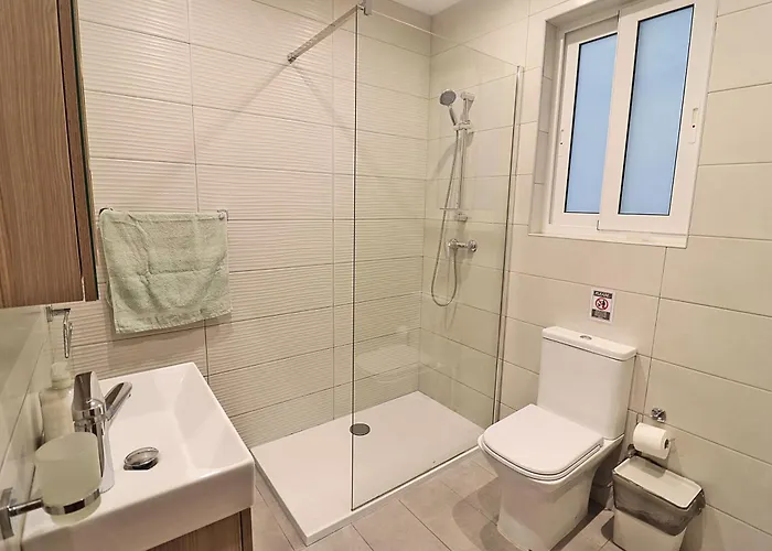 Апартаменты Lovely Next To Bus Terminus Сент-Полс-Бей