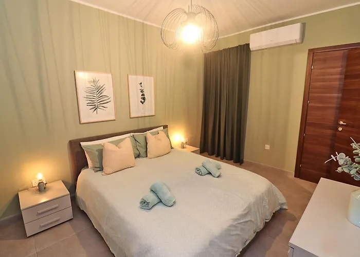 Lovely Next To Bus Terminus * Сент-Полс-Бей