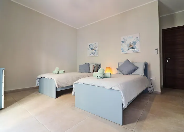 Апартаменты Lovely Next To Bus Terminus *