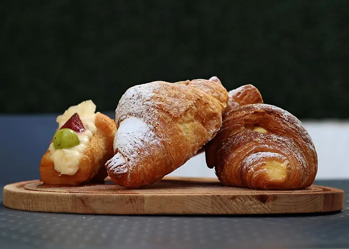 Lovely Next To Bus Terminus * Сент-Полс-Бей