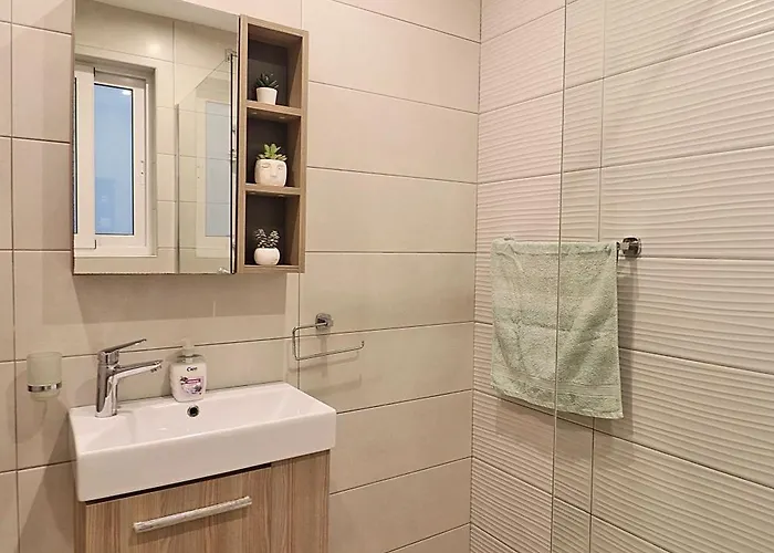 Апартаменты Lovely Next To Bus Terminus