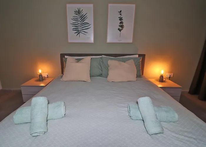 Апартаменты Lovely Next To Bus Terminus *