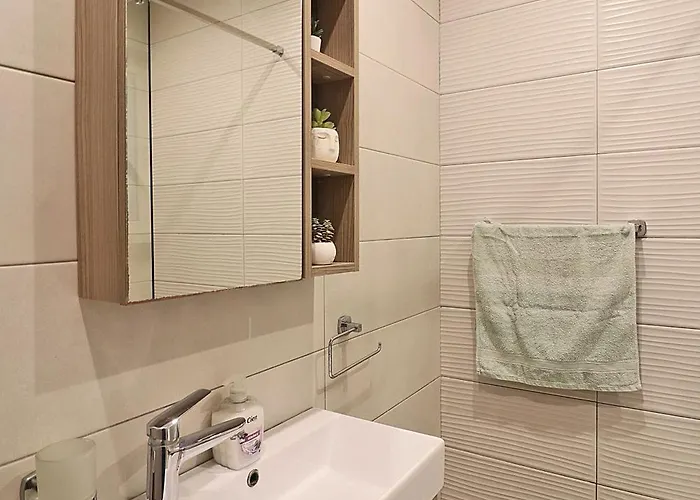 Lovely Next To Bus Terminus * Сент-Полс-Бей